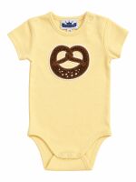 Kurzarm Body mit Chenille Patch "Brezel" gelb