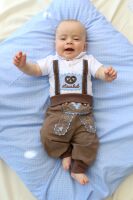 Baby Jogginghose im Lederhosen-Look mit hellblauer...